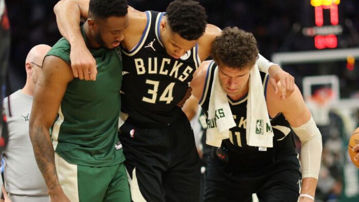 Bucks Reportedly Preparing Without Giannis for Playoff Opener